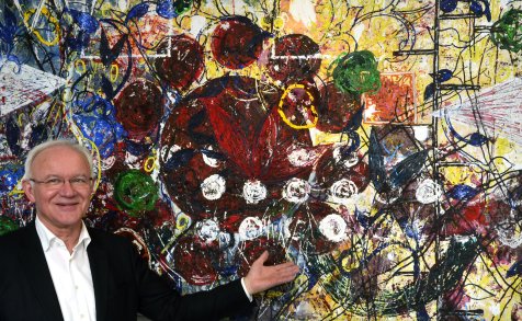 Prof. Dr. Josef Hilbert vor einem Kunstwerk im Institut Arbeit und Technik