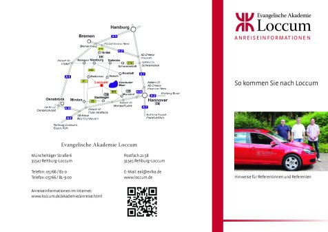 Die Anreiseinformationen bilden ein kleines Foto auf der rechten Seite ab. Auf dem Foto ist der Ausschnitt eines roten Autos, was seitlich zum Betrachter steht zu sehen. Dieses parkt auf einem Weg. Hinter der Motorhaube des Autos stehen drei Männer. Hinter ihnen ist eine sommerliche Grünanlage zu sehen. Die Bildunterschrift lautet: Hinweise für Referentinnen und Referenten.