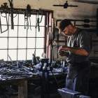 Teaserbild Handwerker in Werkstatt
