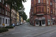 Ansicht eines Straßenzuges mit Ladengeschäft