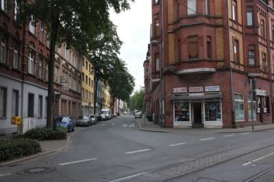 Ansicht eines Straßenzuges mit Ladengeschäft Ansicht eines Straßenzuges mit Ladengeschäft