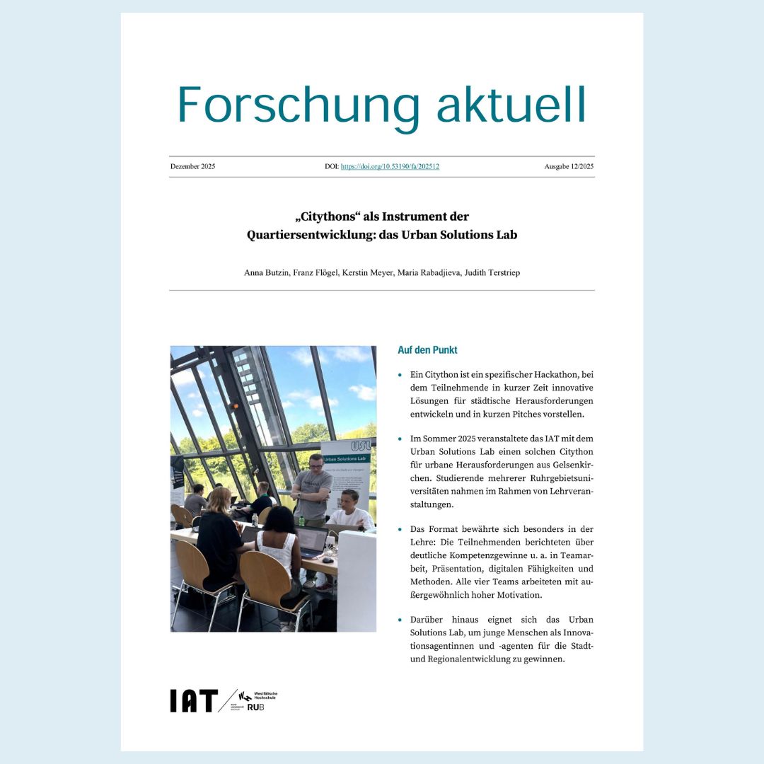 Auf dem Foto der Titelseite sind eine Gruppe junger Menschen an zwei Tischen stehend und sitzend zu sehen. Auf den Tischen sind  vor den sitzenden Personen Laptops vorhanden, auf denen sie arbeiten. Poster an den Tischen weisen auf das Projekt Urban Solution Lab hin. Die Tische befinden sich vor der Glasfassade in der Arcade des Wissenschaftsparks in Gelsenkirchen. Durch diese Glasfassade sieht man ein Stück des angrenzenden Teichs, Bäume  und den bewölkten, blauen Himmel.