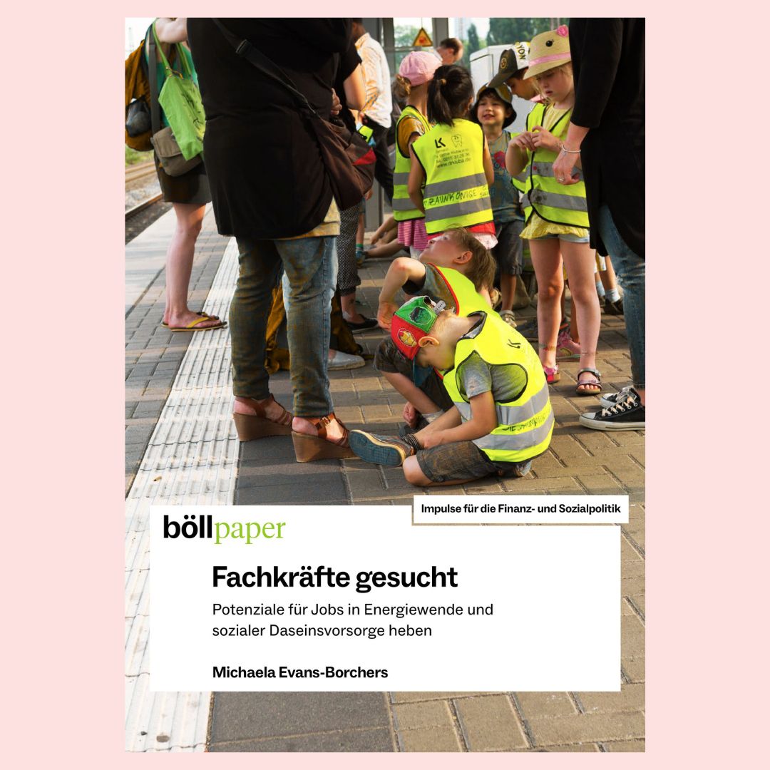 Das Foto der Titelseite der Studie zu Fachkräfte gesucht: Potenziale für Jobs in Energiewende und sozialer Daseinsvorsorge heben, zeigt wartende Kindergartenkinder in sommerlicher Kleidung und Warnwesten gekleidet, auf dem Boden sitzend und stehend in Unterhaltung miteinander. Sie sind in Begleitung Erwachsener und warten auf dem Bahnhofssteig. Die Fotografie ist in Höhe der Größe der Kinder gemacht, sodass die Gruppe von sieben Kindern zu sehen ist, während die Köpfe der Erwachsenen - es handelt sich vermutlich um Erzieherinnen einer Kindergartengruppe - ab Schulterhöhe nicht sichtbar sind.