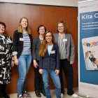 Tatiana Kudrinskaya (Bildungswerk ver.di), Silke Völz (IAT), Ina Hämmerling (Bildungswerk ver.di), Denise Becka (IAT), Franziska Schlamann (Bildungswerk ver.di) luden am 12. November 2025 zur Auftaktveranstaltung des Projekts „Kita-Connect“ in Osnabrück ein.