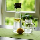 Karaffe mit Zitronenwasser © 