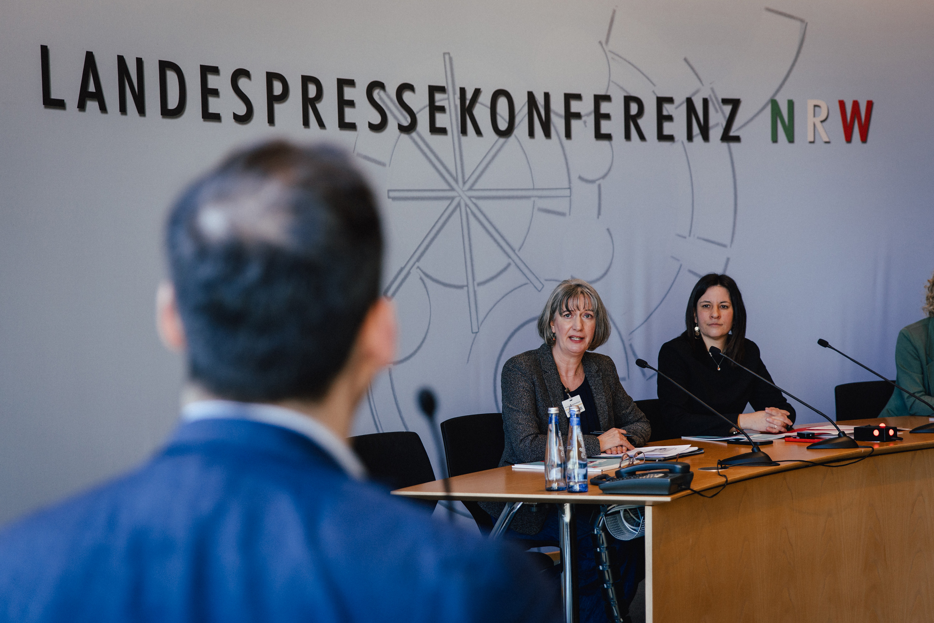 Michaela Evans-Borchers (l.), Institut Arbeit und Technik, und Anke Unger, DGB NRW, bei der Vorstellung des Datenreports zur Gleichstellung von Frauen auf dem Arbeitsmarkt in NRW auf der Landespressekonferenz am 3. März 2026 in Düsseldorf. (Foto: DGB NRW)