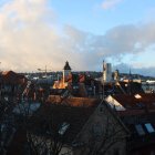 Es ist die Ansicht einer Stadt zu sehen.