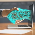 Teaserbild Menschliche Hand greift Hand aus einem Laptop &copy; Bild von kiquebg auf Pixabay