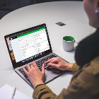Eine Frau arbeitet im Homeoffice an einem Laptop