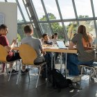 Beim Urban Solutions Lab 2025 des Instituts Arbeit und Technik der Westfälischen Hochschule Gelsenkirchen (IAT) haben sich Teilnehmende im Rahmen einer Challenge mit verschiedenen Fragen der Stadtentwicklung auseinandergesetzt und Konzepte erarbeitet. (© IAT/Franz Flögel)