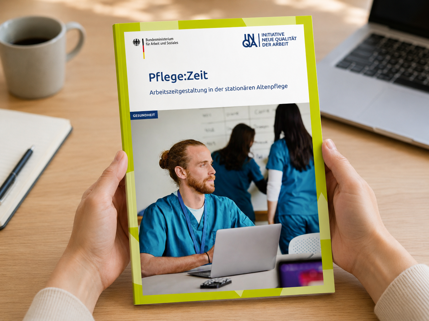 Slide mit Pfle­ge:Zeit - Ar­beits­zeit­ge­stal­tung in der sta­tio­nären Al­ten­pfle­ge &copy; Erstellt mit KI