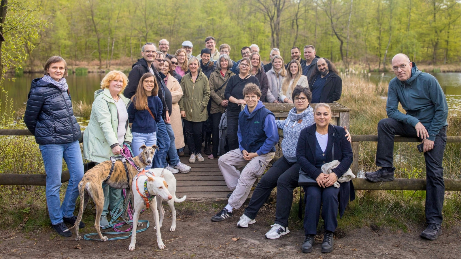 IAT-Klausurtagung 2026 Gruppenfoto der Mitarbeitenden des Instituts Arbeit und Technik bei der IAT-Klausurtagung 2026 vor einem Teich im Grünen; im Vordergrund stehen zwei Hunde.