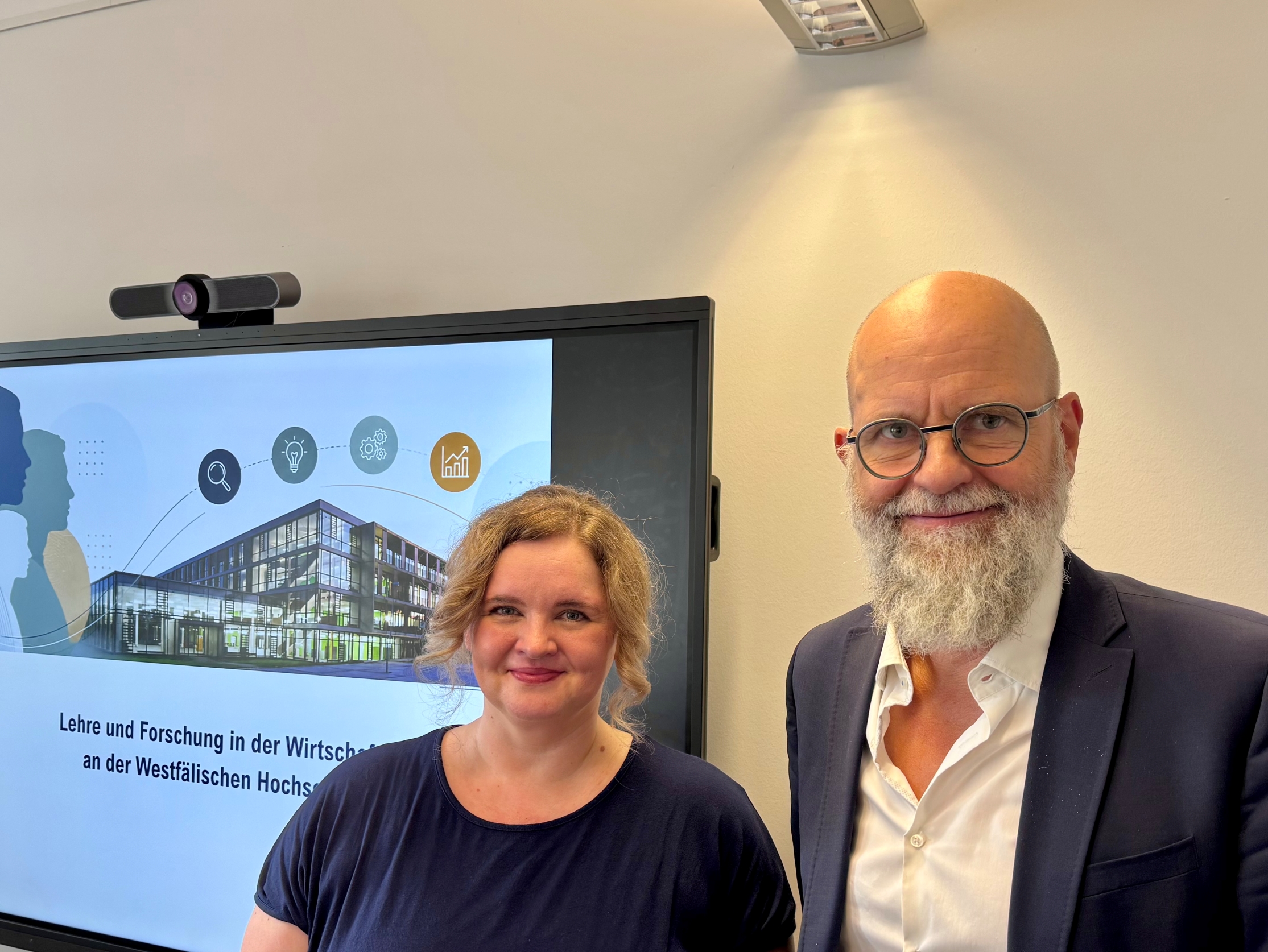 Prof. Dr. Sandra Sülzenbrück (links) neben Prof. Dr. Stefan Gärtner beim IAT-Kolloquium am 20. August 2026.
