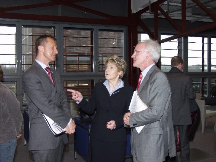 v.l.n.r. Frank Baranowski (OB Gelsenkirchen), Dagmar Mühlenfeld (OB Mülheim a.d.R.), PD Dr. Josef Hilbert (Institut Arbeit und Technik)