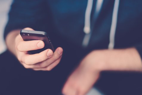 Eine Hand die ein Handy hält Eine Hand die ein Handy hält