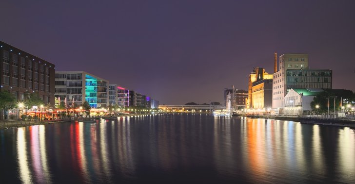 Duisburger Hafen bei Nacht