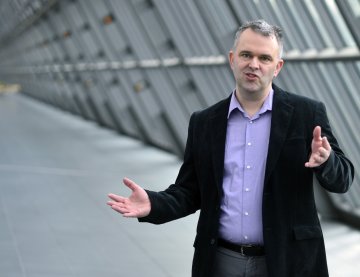 Das Foto zeigt Dr. Peter Enste, Direktor des Forschungsschwerpunktes Gesundheitswirtschaft & Lebensqualität, im Wissenschaftspark Gelsenkirchen.
