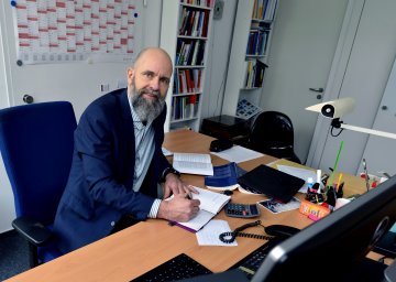 Dr. Stefan Gärtner, Direktor des Instituts Arbeit und Technik, an seinem Schreibtisch sitzend.