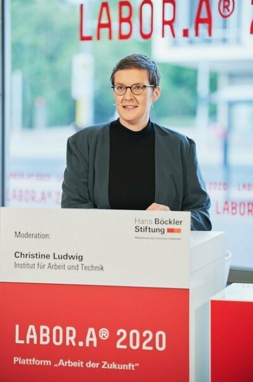 Das Bild zeigt die IAT Wissenschaftlerin Christine Ludwig, die bei der Labor.A 2020 Digital 