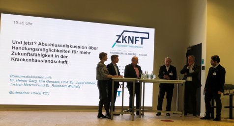 Teilnehmer auf der Bühne beim Kongress „ZKNFT der Gesundheitsversorgung“