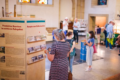 Ausstellung Das Bild zeigt den Blick in eine Ausstellungshalle.