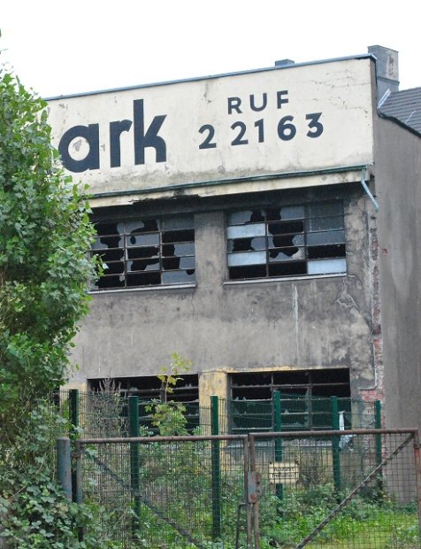 ein altes Lagergebäude mit zerbrochenen Fensterscheiben