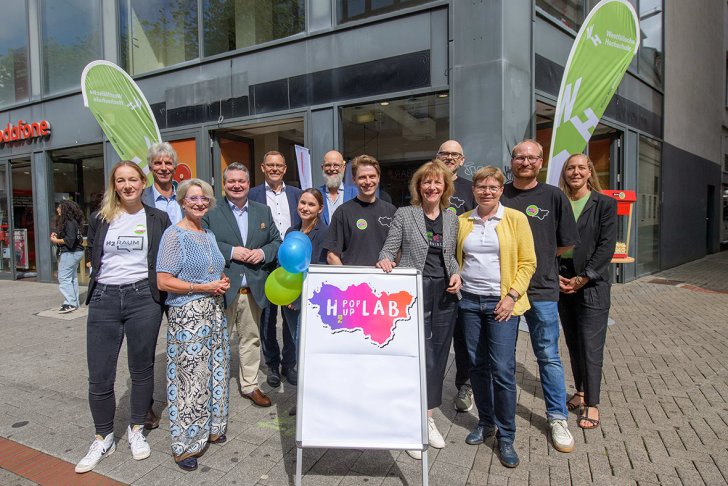 Am Eröffnungstag begrüßte das Team des H2PopUpLabs in Gelsenkirchen ihre Gäste. V.l.: Gesine Hahn (Forschung und Transfer WH), Wolfgang Jung (Geschäftsführer Wissenschaftspark Gelsenkirchen Projekte gGmbH), Dr. Uta Willim (Referatsleitung Wirtschaftsförderung Stadt Gelsenkirchen), Stadtrat Simon Nowack, Egbert Streich(Geschäftsführer Kreishandwerkerschaft Emscher-Lippe-West), Isabell Lowitzki (Wirtschaftsförderung), Prof. Dr. Stefan Gärtner (Geschäftsführender Direktor IAT), Ole Diekmann (Projektkoordinator H2PopUpLab), Oberbürgermeisterin Karin Welge, Dr. Thorsten Balgar (Leiter zdi-Netzwerk Gelsenkirchen), Dr. Babette Nieder (Geschäftsführerin WiN Emscher-Lippe GmbH), Dr. Franz Flögel (Projektleiter H2PopUpLab), Svenja Streich (Kreishandwerkerschaft Emscher-Lippe-West) | © Andreas Weiss