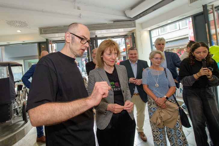 Dr. Thorsten Balgar (l.) erklärt Oberbürgermeisterin Karin Welge eines der Experimente, die man im H2PopUpLab durchführen kann. | © Andreas Weiss