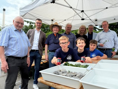 Michael Cirkel (hinten, Mitte) informierte zusammen mit der Aktionsgemeinschaft „Hitzeschutz Recklinghausen“ Bürgerinnen und Bürger am Infostand auf dem Helene-Kuhlmann-Platz über Maßnahmen zum Hitzeschutz. 