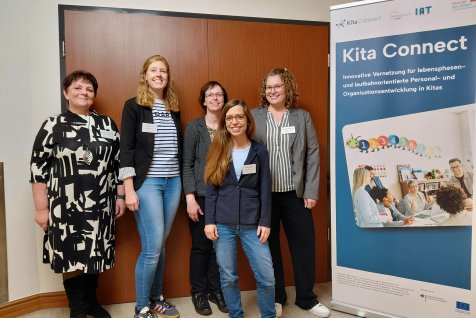 Tatiana Kudrinskaya (Bildungswerk ver.di), Silke Völz (IAT), Ina Hämmerling (Bildungswerk ver.di), Denise Becka (IAT), Franziska Schlamann (Bildungswerk ver.di) luden am 12. November 2025 zur Auftaktveranstaltung des Projekts „Kita-Connect“ in Osnabrück ein.