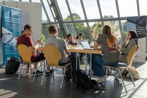 Beim Urban Solutions Lab 2025 des Instituts Arbeit und Technik der Westfälischen Hochschule Gelsenkirchen (IAT) haben sich Teilnehmende im Rahmen einer Challenge mit verschiedenen Fragen der Stadtentwicklung auseinandergesetzt und Konzepte erarbeitet. (© IAT/Franz Flögel)