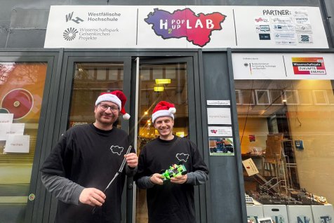 H2PopUpLab Nikolaus-Finale Dr. Franz Flögel (l.) und Jan Ole Diekmann vom Institut Arbeit und Technik der Westfälischen Hochschule laden gemeinsam mit den Projektbeteiligten zur Abschlussveranstaltung des H2PopUpLabs am Samstag, 6. Dezember 2025, ein.