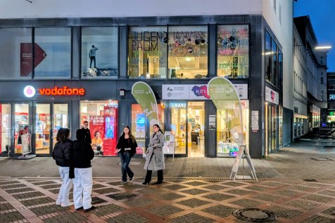 H2PopUpLab Außenansicht Winter Das H2PopUpLab befindet sich in der Bahnhofstraße 69 mitten in der Gelsenkirchener City. Am Samstag, 6. Dezember 2025, feiert das Projekt seinen Abschluss.