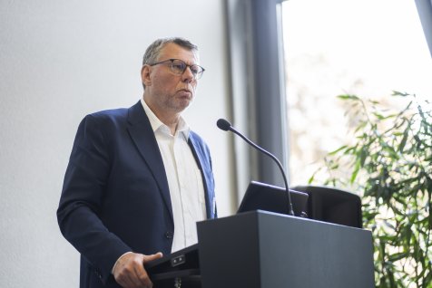Prof. Dr.-Ing. Görge Deerberg, Vorstandsvorsitzender des Wissenschaftsforums Ruhr e. V., steht am Podium und begrüßt die Anwesenden.