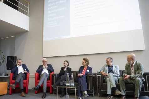 Die Teilnehmenden der Podiumsdiskussion sitzen auf der Bühne. Von links: Prof. Dr.-Ing. Görge Deerberg (Wissenschaftsforum Ruhr e. V.), Garrelt Duin (RVR), Mona Rieken (Neue Effizienz gGmbH), Antje vom Berg (E.ON Foundation), Prof. Dr. Uwe Schneidewind, Prof. Dr. Stefan Gärtner (IAT).