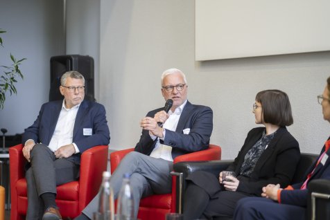 Garrelt Duin, Regionaldirektor des RVR, spricht mit anderen Teilnehmenden der Podiumsdiskussion.