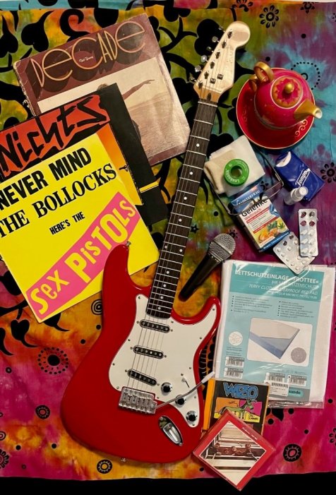 Altersbilder in der Rockmusik Eine Collage mit einer roten Gitarre, Schallplatten, CDs und Mikrofon auf der einen und Leukoplast, Tee, Taschentüchern und medizinischen Utensilien auf der anderen Seite
