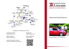 Die Anreiseinformationen bilden ein kleines Foto auf der rechten Seite ab. Auf dem Foto ist der Ausschnitt eines roten Autos, was seitlich zum Betrachter steht zu sehen. Dieses parkt auf einem Weg. Hinter der Motorhaube des Autos stehen drei Männer. Hinter ihnen ist eine sommerliche Grünanlage zu sehen. Die Bildunterschrift lautet: Hinweise für Referentinnen und Referenten.