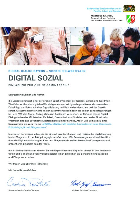 Auf der Titelseite der Einladung sind zwei Fotografien im oberen Teil abgebildet. Auf der einen Fotografie hält eine ältere Frau in einem wohnlichen Umfeld, erkennbar am Regal im Hintergrund, und auf einem Stuhl mit Armlehnen sitzend eine Virtual Reality Brille vor ihr Gesicht. Mit ihrem anderen Arm gestikuliert sie in der Luft. Neben ihr sitzt eine junge Frau, die ihr bei dieser Aktion einen Arm um die Schulter legt und den anderen Arm der älteren Frau stützt. Sie lächelt dem virtuellen Erlebnis der älteren Frau zu. Auf dem zweiten Foto daneben ist eine vierköpfige Familie. Die Eltern links und rechts auf dem Boden liegend zeigen ihren beiden Kleinkindern zwischen ihnen einen Laptop. Sie betrachten alle den Bildschirm und die Kinder tippen darauf unter Anleitung der Eltern.