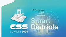 Das fünfseitige Programm im Querformat hat einen Hintergrund der farblich von türkisgrün nach blaulila verläuft. Auf der Titelseite rechts ist als Hintergrundbild ein Fotoausschnitt eines Smart Districts eingefügt, hierauf sind drei Hochhäuser, Straßen und parkende Autos aus der Vogelperspektive erkennbar. Links des Fotos ist das Logo der Energy Saxony Summit 2020 modellhaft als Smart District auf einer karierten Fläche platziert. Durch blau transpartente Oberflächen und Linien am und auf den Gebäuden wird angedeutet, dass die Gebäude miteinander vernetzt sind, auch erkennbar an der türkisfarbenen Markierungen von Fenstern und dem Auto. Dieses Logo eines Smart District-Modells ist auch auf Seite zwei neben den Informationen zum Programm zu sehen. Auf Seite drei sind sechs Fotografien der Redner auf dem Kongress in Bullaugenoptik zu sehen. Im Hintergrund grafisch erkennbar die Weltkugel, hierauf ist als Kontinent nur Europa verzeichnet. Ein Raster von gleichseitigen Dreiecken im Hintergrund der Weltkugel stellt skizzenhaft die smarten Districts aus der Vogelperspektive dar, verdeutlicht auch durch die Grafik eines kleinen, weiß-dunkeltürkisen Funkturms, der vor Europa platziert ist. Auf Seite vier folgt das Nachmittagsprogramm mit den Pitches der Firmen im Bereich der Energietechnologie sowie deren Logos, die hier als freie, noch auszufüllende Felder aufgeführt sind. Seite fünf zeigt vier Fotos in Rechteckform der Redner, die an der Podiumsdiskussion teilnehmen.