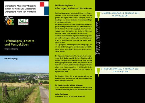 Der Programmflyer enthält ein kleines Foto auf der Titelseite, das eine dörfliche Landschaft zeigt. Im Vordergrund sind zwei Traktoren und Anhänger auf einem Feld zu sehen. 