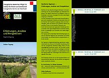 Der Programmflyer enthält ein kleines Foto auf der Titelseite, das eine dörfliche Landschaft zeigt. Im Vordergrund sind zwei Traktoren und Anhänger auf einem Feld zu sehen. 